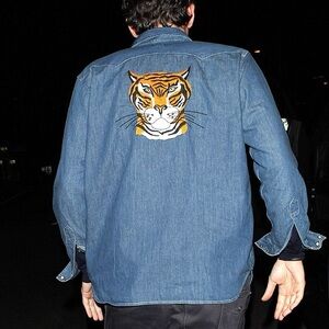 LVC Levi’s reproduction 2000’s 1955 Sawtooth Denim shirt with tiger embroidery